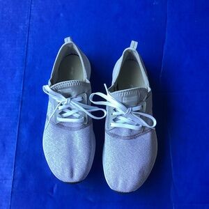New Balance Women's knit Sneakers in Light Gray, size